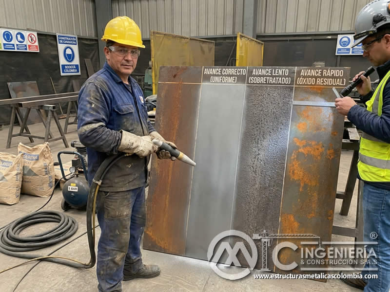 Avance del equipo y eficiencia de limpieza con chorro abrasivo en Bogotá, Colombia. Montajes, Ingeniería y Construcción. MIC SAS.