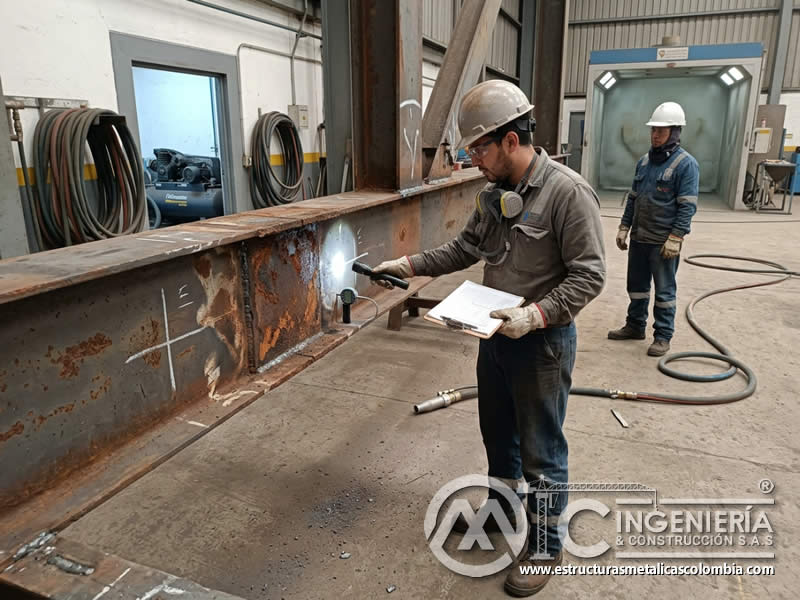 Inspección de integridad estructural del acero antes de sandblasting en Bogotá, Colombia. Montajes, Ingeniería y Construcción. MIC SAS.