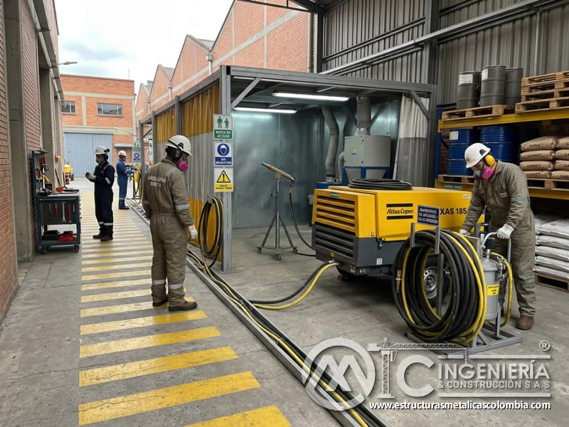 Rutas de acceso para chorro abrasivo con mangueras y equipos ordenados en Bogotá, Colombia. Montajes, Ingeniería y Construcción. MIC SAS.