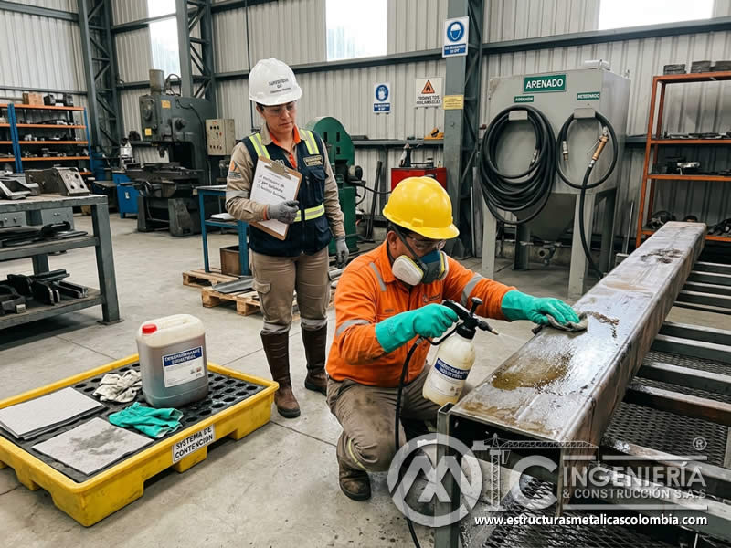 Aplicación segura de desengrasante antes del chorro de arena en superficie metálica en Bogotá, Colombia. Montajes, Ingeniería y Construcción. MIC SAS. Aplicación segura de desengrasante antes del chorro de arena en superficie metálica en Bogotá, Colombia. Montajes, Ingeniería y Construcción. MIC SAS.