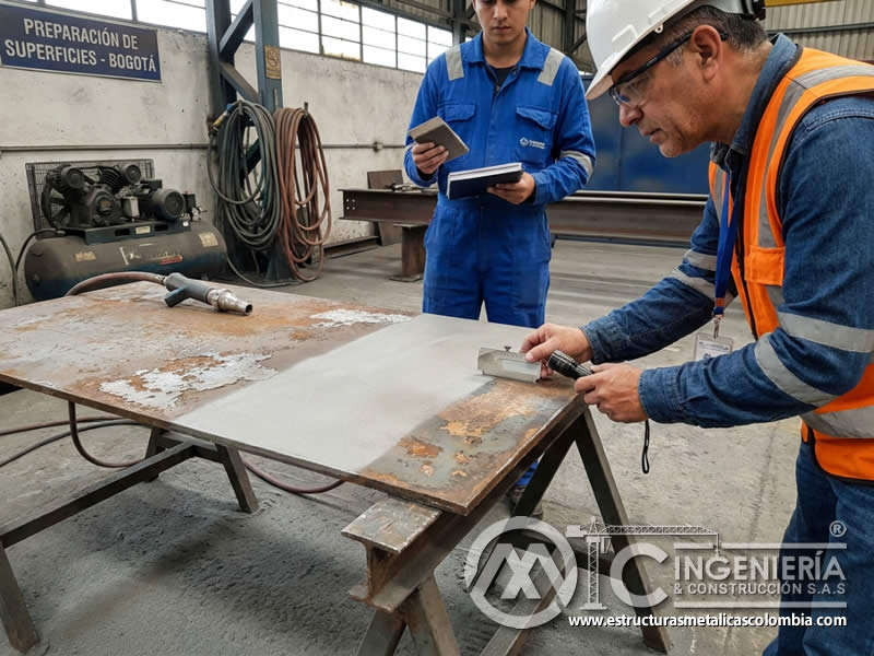 Evaluación del acabado de prueba de sandblasting en metal en Bogotá, Colombia. Montajes, Ingeniería y Construcción. MIC SAS.