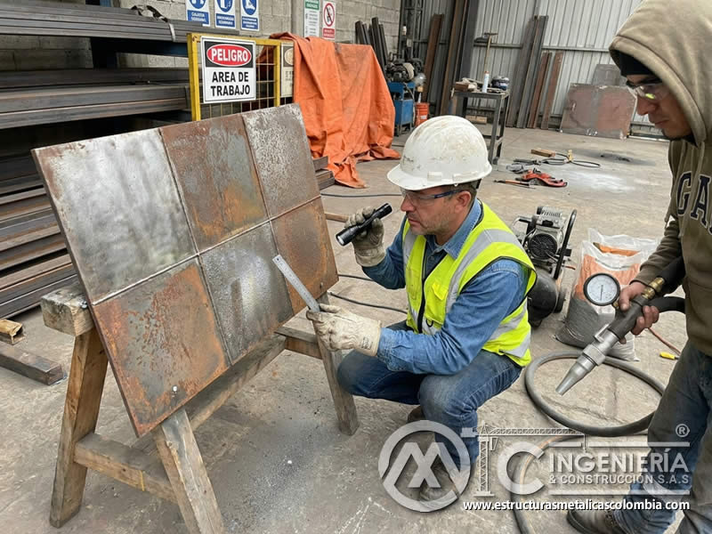 Métodos de aplicación de sandblasting en prueba comparativa en Bogotá, Colombia. Montajes, Ingeniería y Construcción. MIC SAS.
