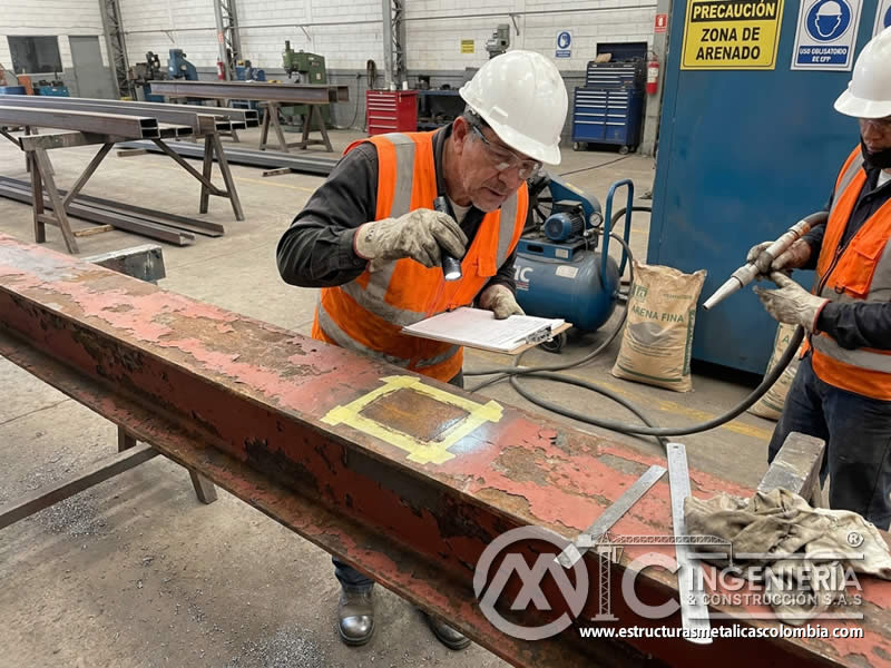 Prueba en área pequeña de superficie metálica antes del sandblasting en Bogotá, Colombia. Montajes, Ingeniería y Construcción. MIC SAS.