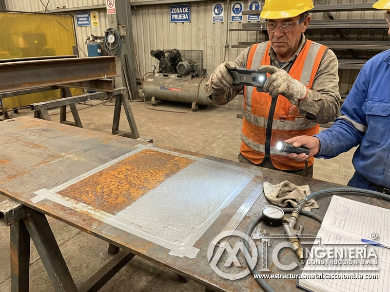 Registro fotográfico de área de prueba con chorro abrasivo en Bogotá, Colombia. Montajes, Ingeniería y Construcción. MIC SAS.