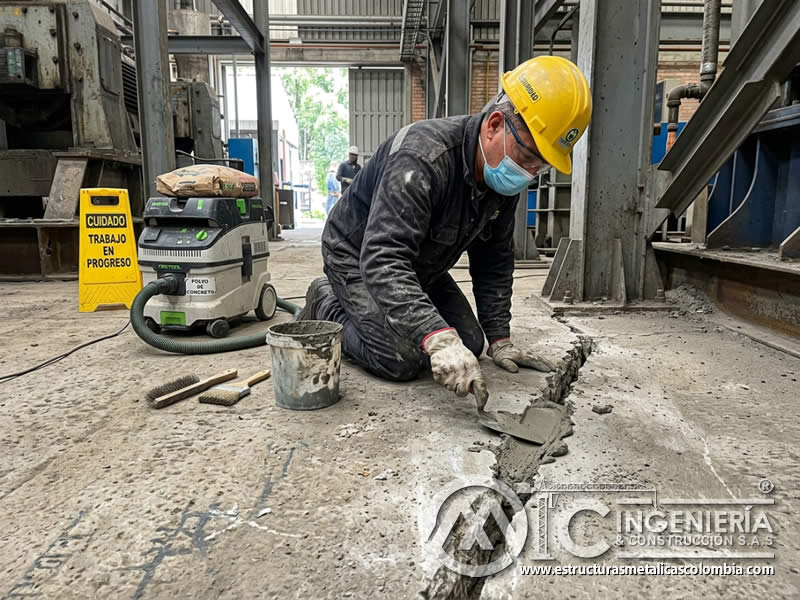 Reparación de grietas en hormigón antes de limpieza abrasiva con mortero en Bogotá, Colombia. Montajes, Ingeniería y Construcción. MIC SAS.