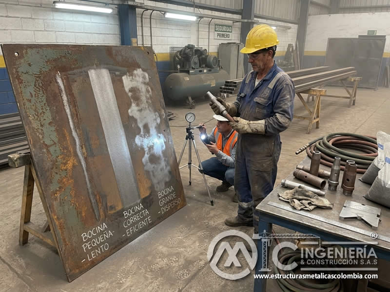 Diámetro de boquilla y velocidad de limpieza con chorro abrasivo en Bogotá, Colombia. Montajes, Ingeniería y Construcción. MIC SAS.