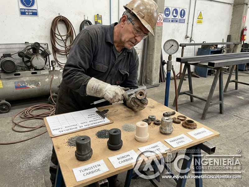 Material resistente de boquilla para limpieza abrasiva en Bogotá, Colombia. Montajes, Ingeniería y Construcción. MIC SAS.