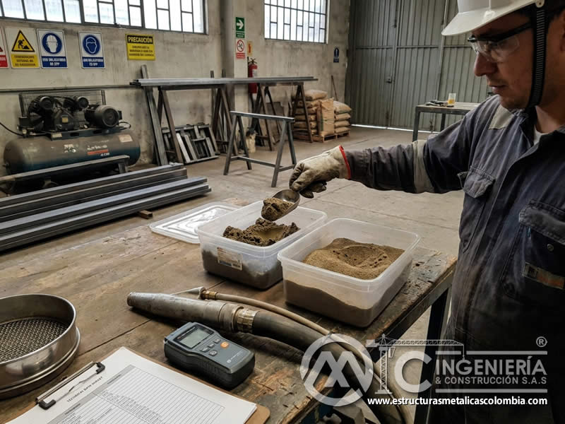 Humedad del abrasivo y flujo en boquilla durante sandblasting en Bogotá, Colombia. Montajes, Ingeniería y Construcción. MIC SAS. Humedad del abrasivo y flujo en boquilla durante sandblasting en Bogotá, Colombia. Montajes, Ingeniería y Construcción. MIC SAS.