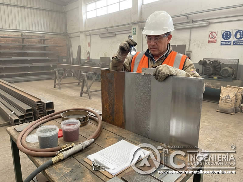 Prueba de abrasivo en muestra metálica antes del arenado en Bogotá, Colombia. Montajes, Ingeniería y Construcción. MIC SAS. Prueba de abrasivo en muestra metálica antes del arenado en Bogotá, Colombia. Montajes, Ingeniería y Construcción. MIC SAS.
