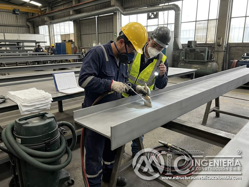 Limpieza adicional de residuos tras sandblasting en Bogotá, Colombia. Montajes, Ingeniería y Construcción. MIC SAS.