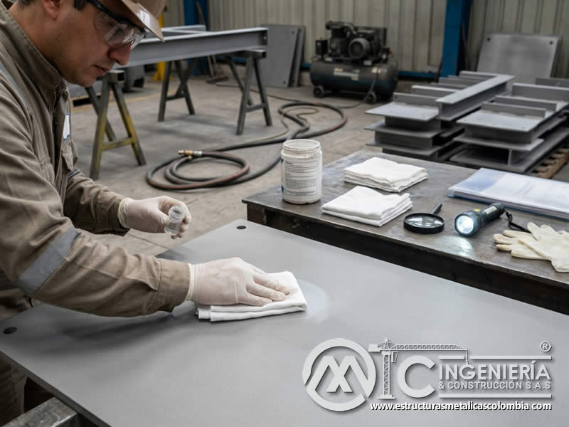 Prueba con solvente para limpieza tras sandblasting en Bogotá, Colombia. Montajes, Ingeniería y Construcción. MIC SAS.