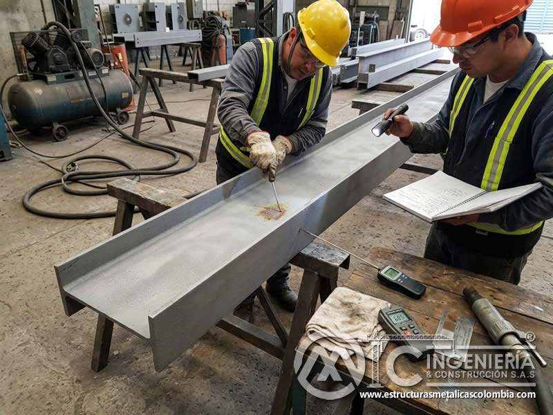Oxidación en superficie metálica tras sandblasting en Bogotá, Colombia. Montajes, Ingeniería y Construcción. MIC SAS.