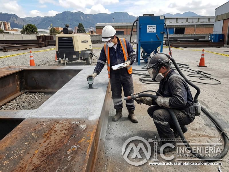 Acabado rugoso de sandblasting para adhesión de pintura en Bogotá, Colombia. Montajes, Ingeniería y Construcción. MIC SAS.