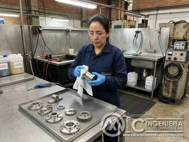 Secado de pieza tras limpieza electroquímica en Bogotá, Colombia. Montajes, Ingeniería y Construcción. MIC SAS.