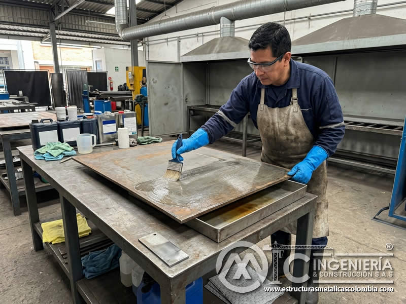 Aplicación de químico con brocha en limpieza de superficie en Bogotá, Colombia. Montajes, Ingeniería y Construcción. MIC SAS. Aplicación de químico con brocha en limpieza de superficie en Bogotá, Colombia. Montajes, Ingeniería y Construcción. MIC SAS.