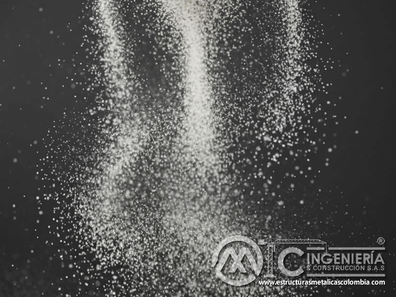 Cascada de arena de sílice en caída libre con efecto de cámara lenta. Bogotá, Colombia. Montajes, Ingeniería y Construcción. MIC SAS.