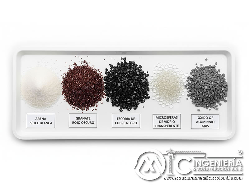 Comparación visual de arena de sílice con otros abrasivos industriales. Bogotá, Colombia. Montajes, Ingeniería y Construcción. MIC SAS.