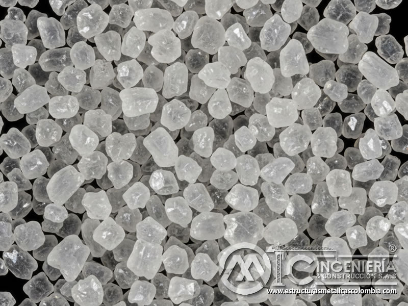 Estructura cristalina de los granos de arena de sílice bajo magnificación. Bogotá, Colombia. Montajes, Ingeniería y Construcción. MIC SAS.