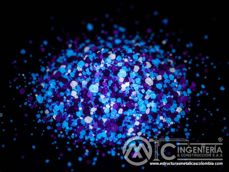 Fluorescencia de granos de sílice bajo iluminación ultravioleta. Bogotá, Colombia. Montajes, Ingeniería y Construcción. MIC SAS.