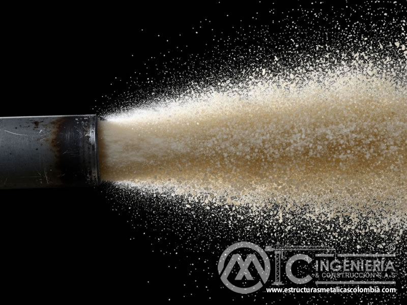 Proyección de arena de sílice a alta velocidad desde boquilla de sandblasting. Bogotá, Colombia. Montajes, Ingeniería y Construcción. MIC SAS.
