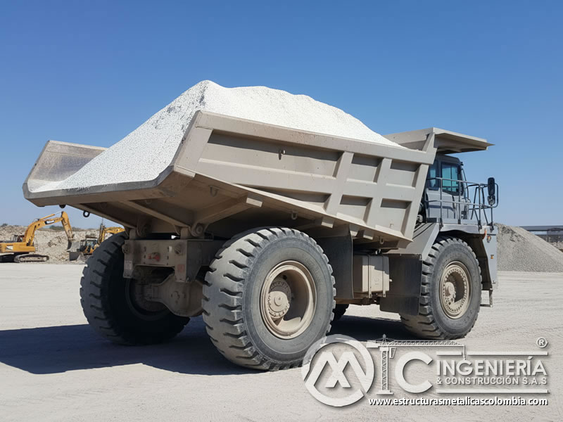 Transporte de arena de sílice en volquete industrial. Bogotá, Colombia. Montajes, Ingeniería y Construcción. MIC SAS.