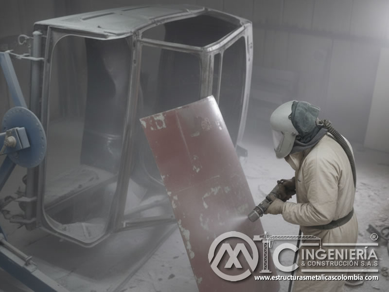 Decapado de carrocería de vehículo en cabina de granallado. Bogotá, Colombia. Montajes, Ingeniería y Construcción. MIC SAS.