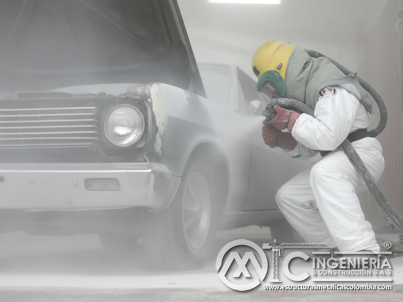 Sandblasting en carrocería delantera de automóvil en cabina. Bogotá, Colombia. Montajes, Ingeniería y Construcción. MIC SAS.