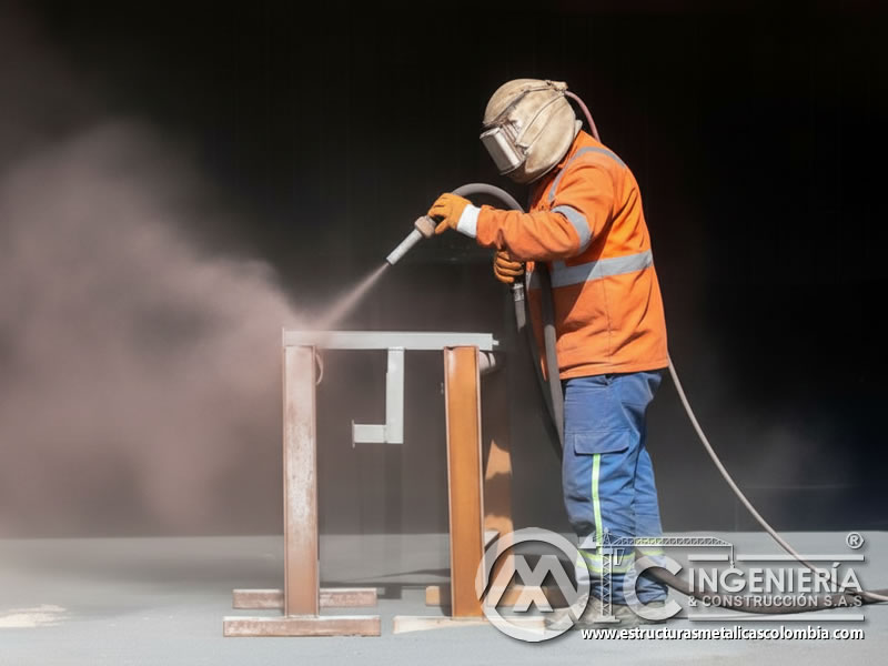 Sandblasting con bicarbonato en pieza metálica en taller. Bogotá, Colombia. Montajes, Ingeniería y Construcción. MIC SAS.