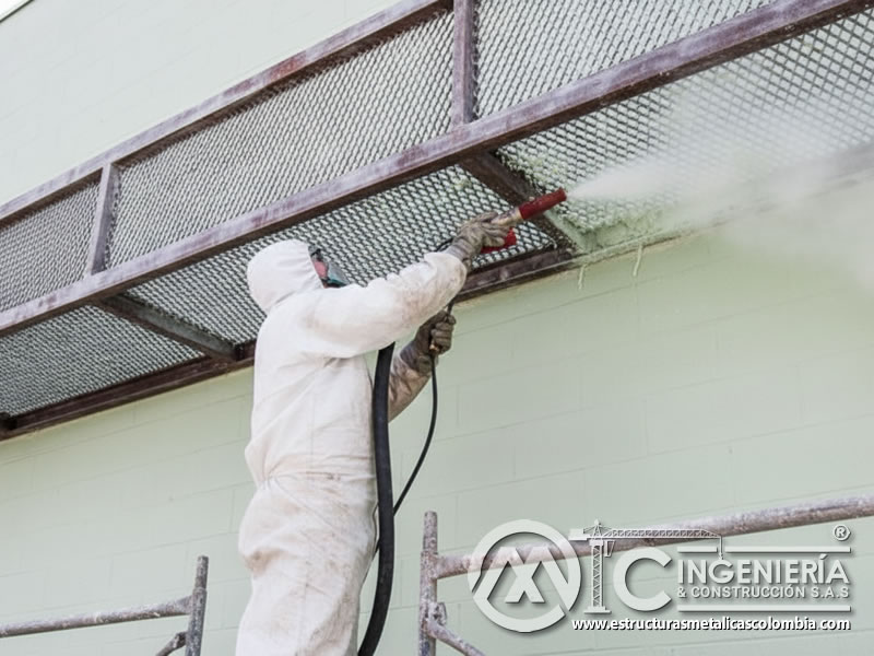 Soda blasting en estructura metálica de rejilla sobre andamio. Bogotá, Colombia. Montajes, Ingeniería y Construcción. MIC SAS.