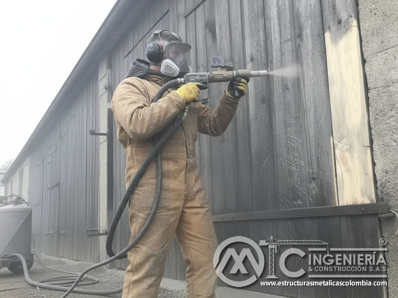 Soda blasting en madera envejecida o ennegrecida exterior. Bogotá, Colombia. Montajes, Ingeniería y Construcción. MIC SAS.