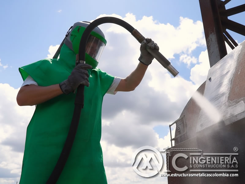 Soda blasting en gran superficie metálica al aire libre. Bogotá, Colombia. Montajes, Ingeniería y Construcción. MIC SAS.