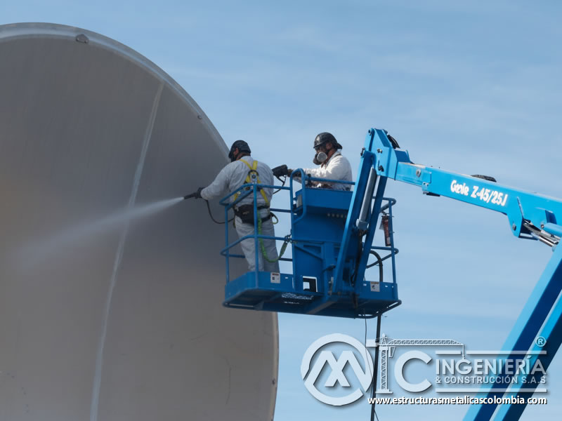 Soda blasting en tanque industrial con plataforma elevadora. Bogotá, Colombia. Montajes, Ingeniería y Construcción. MIC SAS.