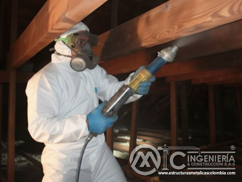 Soda blasting en vigas de madera de techo con bicarbonato. Bogotá, Colombia. Montajes, Ingeniería y Construcción. MIC SAS.