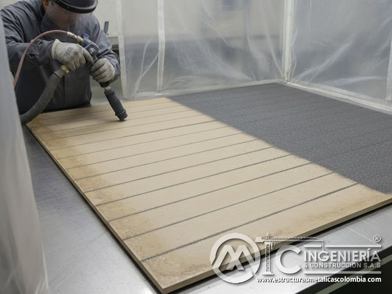 Baldosa de cerámica siendo preparada con carburo de silicio para recubrimiento. Bogotá, Colombia. Montajes, Ingeniería y Construcción. MIC SAS.