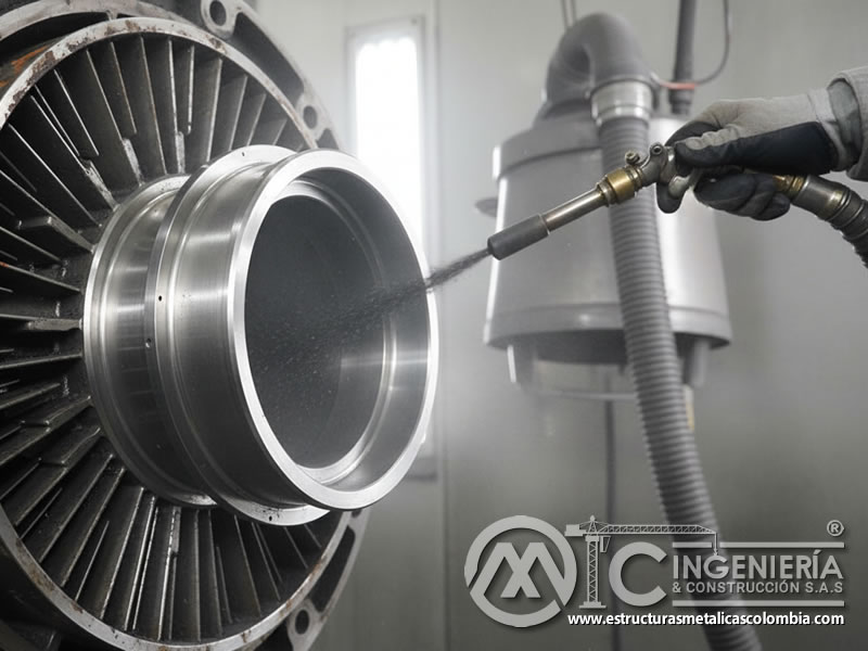 Componente de turbina siendo limpiado con carburo de silicio. Bogotá, Colombia. Montajes, Ingeniería y Construcción. MIC SAS.
