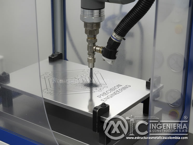 Grabado de precisión en metal con carburo de silicio creando detalles finos. Bogotá, Colombia. Montajes, Ingeniería y Construcción. MIC SAS.