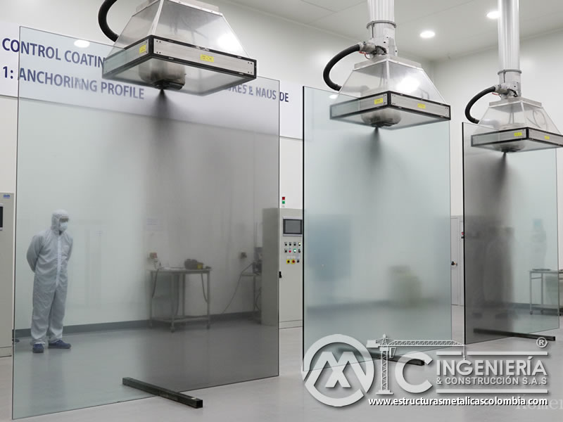 Vidrio arquitectónico siendo preparado con carburo de silicio. Bogotá, Colombia. Montajes, Ingeniería y Construcción. MIC SAS.