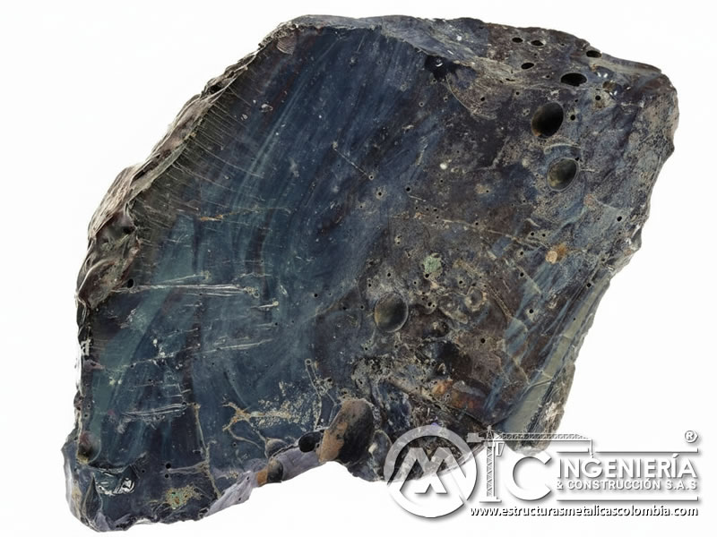 Bloque de escoria de cobre en bruto con textura rugosa antes de procesamiento. Bogotá, Colombia. Montajes, Ingeniería y Construcción. MIC SAS. Bloque de escoria de cobre en bruto con textura rugosa antes de procesamiento. Bogotá, Colombia. Montajes, Ingeniería y Construcción. MIC SAS.