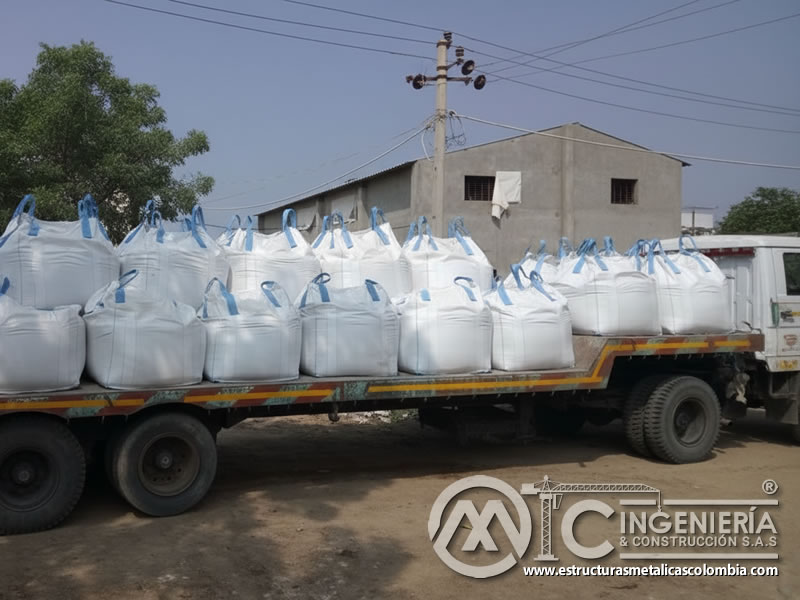 Camión con big bags de escoria de cobre para distribución en proyectos industriales. Bogotá, Colombia. Montajes, Ingeniería y Construcción. MIC SAS. Camión con big bags de escoria de cobre para distribución en proyectos industriales. Bogotá, Colombia. Montajes, Ingeniería y Construcción. MIC SAS.
