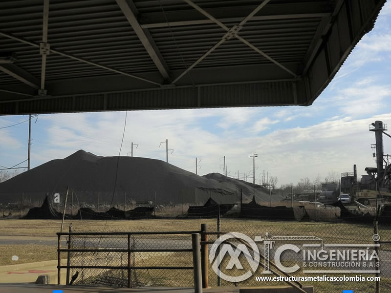 Depósito de escoria de cobre negra cercado con malla metálica visto desde nave industrial. Bogotá, Colombia. Montajes, Ingeniería y Construcción. MIC SAS. Depósito de escoria de cobre negra cercado con malla metálica visto desde nave industrial. Bogotá, Colombia. Montajes, Ingeniería y Construcción. MIC SAS.