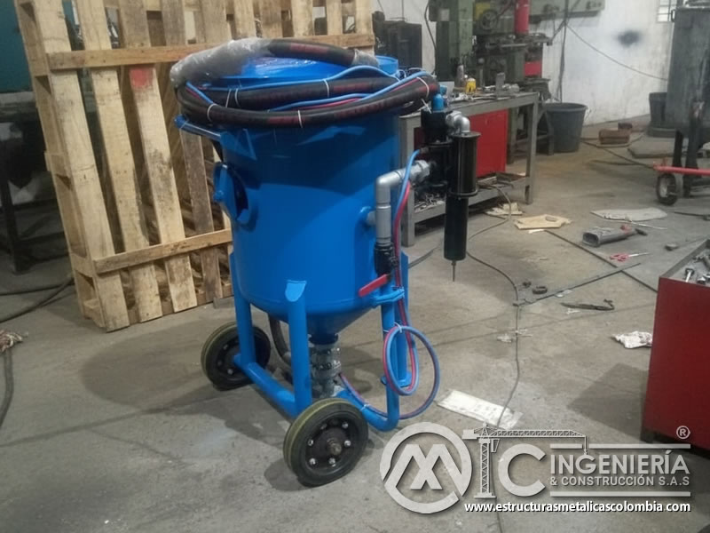 Equipo portátil completo de sandblasting azul con mangueras para uso con escoria de cobre. Bogotá, Colombia. Montajes, Ingeniería y Construcción. MIC SAS. Equipo portátil completo de sandblasting azul con mangueras para uso con escoria de cobre. Bogotá, Colombia. Montajes, Ingeniería y Construcción. MIC SAS.