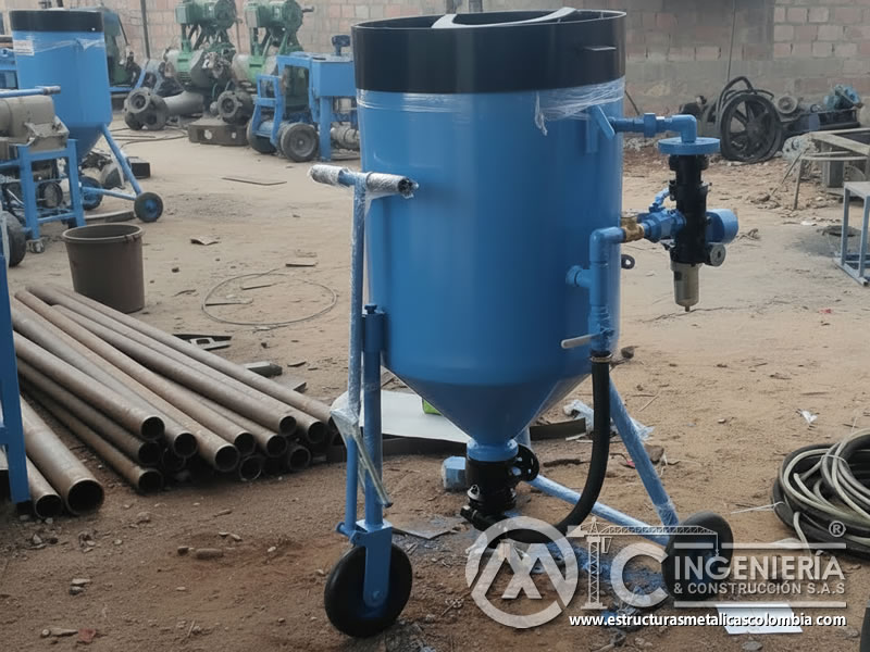 Equipo portátil de sandblasting azul con rueda para sandblasting con escoria de cobre. Bogotá, Colombia. Montajes, Ingeniería y Construcción. MIC SAS. Equipo portátil de sandblasting azul con rueda para sandblasting con escoria de cobre. Bogotá, Colombia. Montajes, Ingeniería y Construcción. MIC SAS.