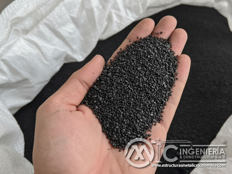 Escoria de cobre abrasiva negra de granulometría media sostenida en mano. Bogotá, Colombia. Montajes, Ingeniería y Construcción. MIC SAS. Escoria de cobre abrasiva negra de granulometría media sostenida en mano. Bogotá, Colombia. Montajes, Ingeniería y Construcción. MIC SAS.