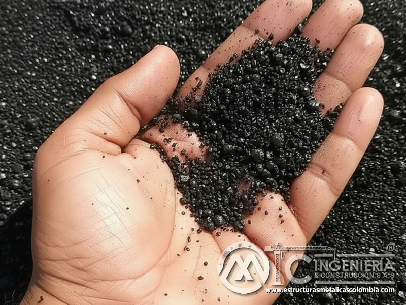 Escoria de cobre abrasiva negra muy fina sostenida en mano para sandblasting. Bogotá, Colombia. Montajes, Ingeniería y Construcción. MIC SAS. Escoria de cobre abrasiva negra muy fina sostenida en mano para sandblasting. Bogotá, Colombia. Montajes, Ingeniería y Construcción. MIC SAS.