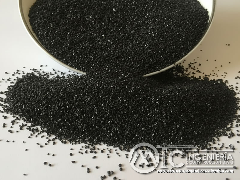 Escoria de cobre muy fina derramándose desde recipiente metálico mostrando homogeneidad. Bogotá, Colombia. Montajes, Ingeniería y Construcción. MIC SAS. Escoria de cobre muy fina derramándose desde recipiente metálico mostrando homogeneidad. Bogotá, Colombia. Montajes, Ingeniería y Construcción. MIC SAS.