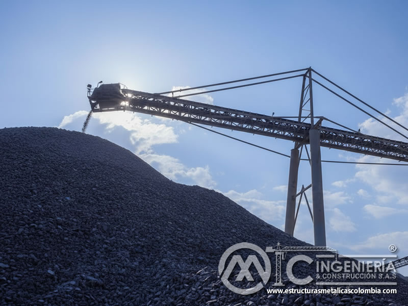 Gran escorial de escoria de cobre negra en planta industrial con cinta transportadora. Bogotá, Colombia. Montajes, Ingeniería y Construcción. MIC SAS. Gran escorial de escoria de cobre negra en planta industrial con cinta transportadora. Bogotá, Colombia. Montajes, Ingeniería y Construcción. MIC SAS.
