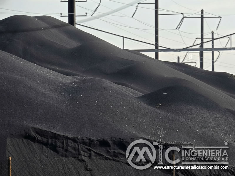 Montículos de escoria de cobre negra en planta industrial con torres de alta tensión. Bogotá, Colombia. Montajes, Ingeniería y Construcción. MIC SAS. Montículos de escoria de cobre negra en planta industrial con torres de alta tensión. Bogotá, Colombia. Montajes, Ingeniería y Construcción. MIC SAS.