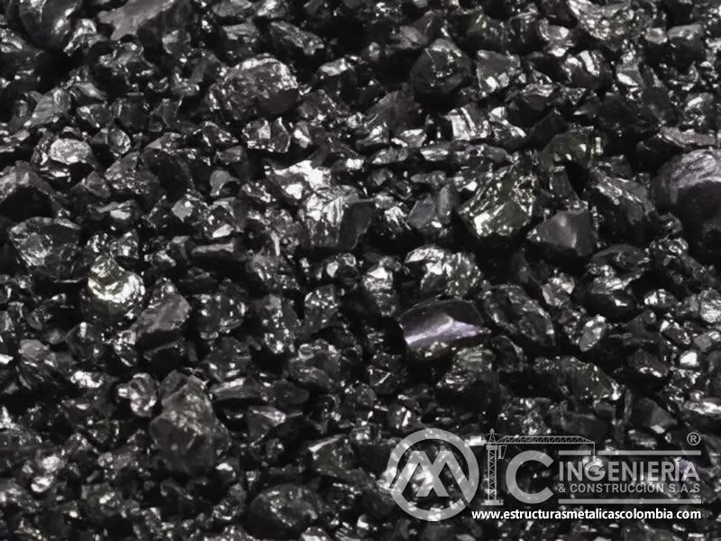 Partículas angulares brillantes de escoria de cobre negra vistas de cerca. Bogotá, Colombia. Montajes, Ingeniería y Construcción. MIC SAS. Partículas angulares brillantes de escoria de cobre negra vistas de cerca. Bogotá, Colombia. Montajes, Ingeniería y Construcción. MIC SAS.