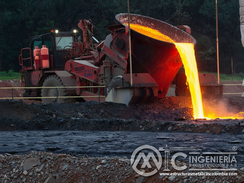 Vertido de cobre fundido incandescente en fundición origen de escoria de cobre abrasiva. Bogotá, Colombia. Montajes, Ingeniería y Construcción. MIC SAS. Vertido de cobre fundido incandescente en fundición origen de escoria de cobre abrasiva. Bogotá, Colombia. Montajes, Ingeniería y Construcción. MIC SAS.
