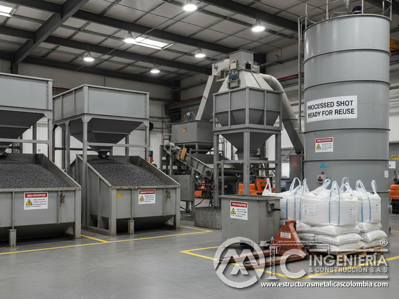 Área de almacenamiento de granalla en contenedores organizados por etapa de procesamiento. Bogotá, Colombia. Montajes, Ingeniería y Construcción. MIC SAS.